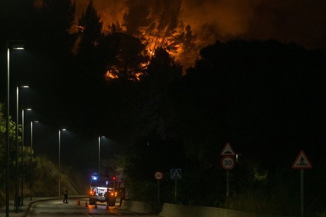 El incendio en Castellví de Rosanes y Martorell (Barcelona) sigue activo este miércoles.