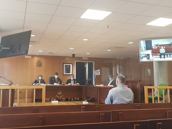 El acusado se sienta en el banquillo de los acusados de la sala de vistas de la sección quinta de la Audiencia Provincial
