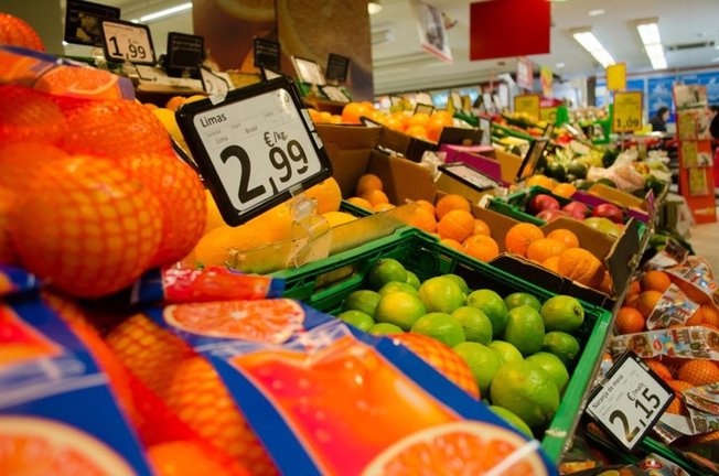 Sección de frutas y verduras en un supermercado. / Alerta