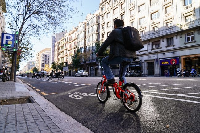 Archivo - Una persona circula por el carril bici en la calle Aragó de Barcelona - Archivo