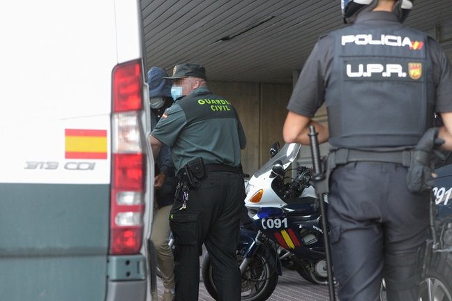Uno de los acusados como presuntos autores de la paliza que causó la muerte a Samuel Luiz sale del juzgado tras declarar como supuesto autor del crimen, a 9 de julio de 2021, en A Coruña.