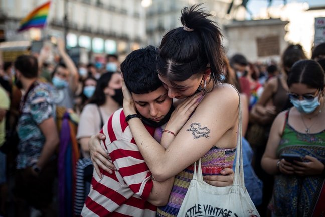 Lucía (d) y Marcela durante una manifestación para condenar el asesinato de un joven de 24 años el pasado sábado en A Coruña
