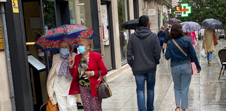 Varias personas con mascarilla por el centro de la ciudad de Santander. / Hardy