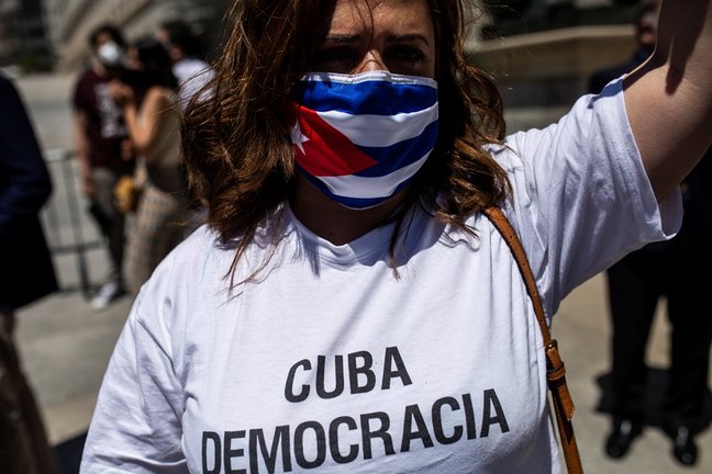 Una persona viste una camiseta representativa a favor de la democracia en Cuba en el Congreso de los Diputados en apoyo a las movilizaciones contra el Gobierno cubano registradas ayer en la isla, a 12 de julio de 2021, en Madrid (España).
