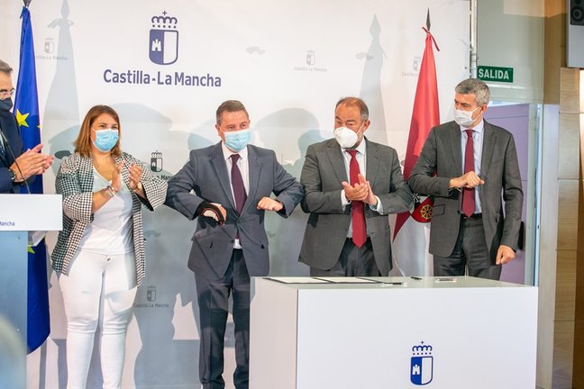 El presidente de Castilla-La Mancha, Emiliano García-Page, firma tres protocolos de colaboración con el rector de la Universidad de Castilla-La Mancha, Julián Garde, y la alcaldesa de Talavera, Tita García Élez.