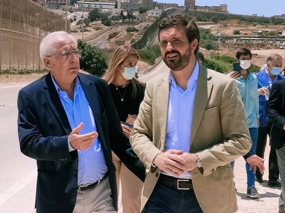 El presidente del PP, Pablo Casado, durante una visita a la valla de Melilla junto al presidente local del PP, Juan José Imbroda