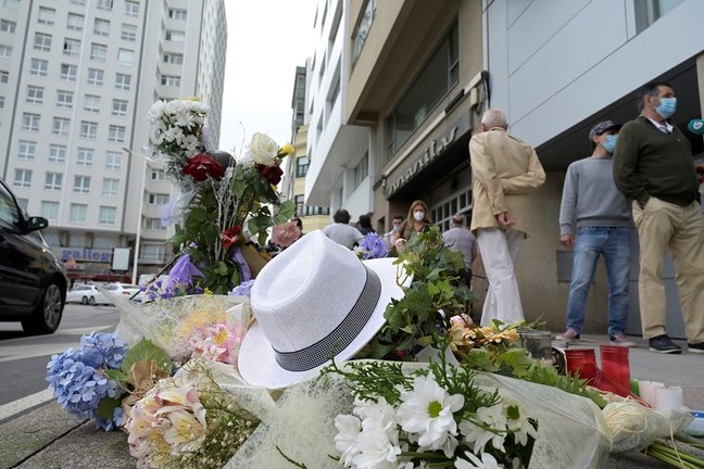 Flores y objetos en el altar colocado en la acera donde fue golpeado Samuel, el joven asesinado en A Coruña el pasado sábado 3 de julio.