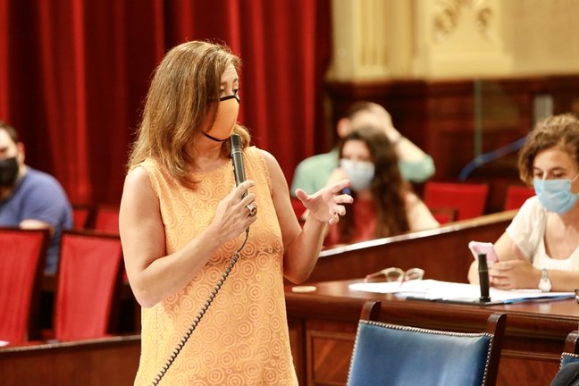 La presidenta del Govern, Francina Armengol, durante un pleno del Parlament.
