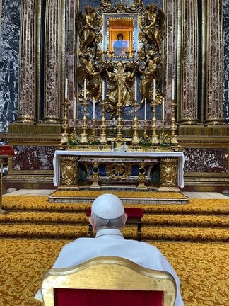 El Papa en la Iglesia Santa María la Mayor, de Roma, después de recibir el alta tras su hospitalización de diez días por una operación de colon