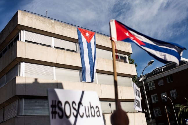 Varias personas se concentran ante la Embajada de Cuba en Madrid en contra del régimen comunista del Gobierno cubano, a 13 de julio de 2021, en Madrid (España). Convocada por la Alianza Iberoamericana Europea contra el comunismo con el lema   ‘por la libe