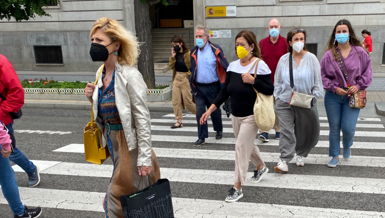 Varias personas con su mascarilla transitan por la ciudad de Santander. / Hardy
