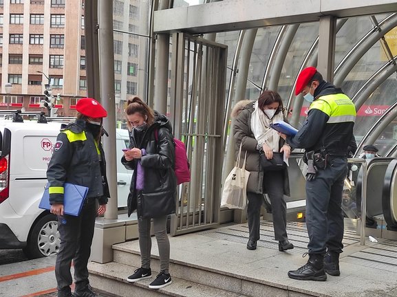 Archivo - Agentes de la Policía Municipal de Bilbao realizan controles en las bocas del Metro