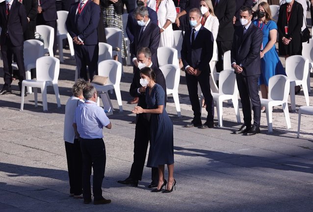 Los Reyes, Felipe VI y Letizia, conversan con asistentes en el acto de homenaje de Estado a las víctimas de la enfermedad por coronavirus y de reconocimiento al personal sanitario, en la plaza de la Armería del Palacio Real, a 15 de julio de 2021