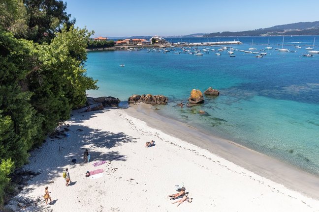 Archivo - Varias personas se bañan y toman el sol en una playa del municipio de Marín, a 5 de junio de 2021, en Marín, Pontevedra, Galicia, (España). 