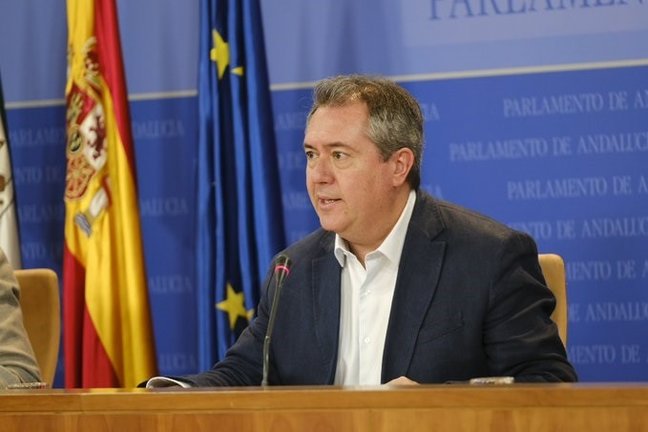 El candidato del PSOE-A a la Junta de Andalucía, Juan Espadas, este jueves en rueda de prensa en el Parlamento.