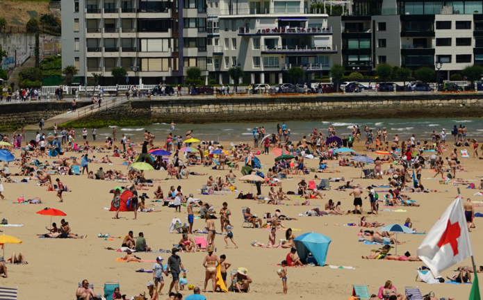 Varias personas en la playa del Sardinero en Santander. / Hardy