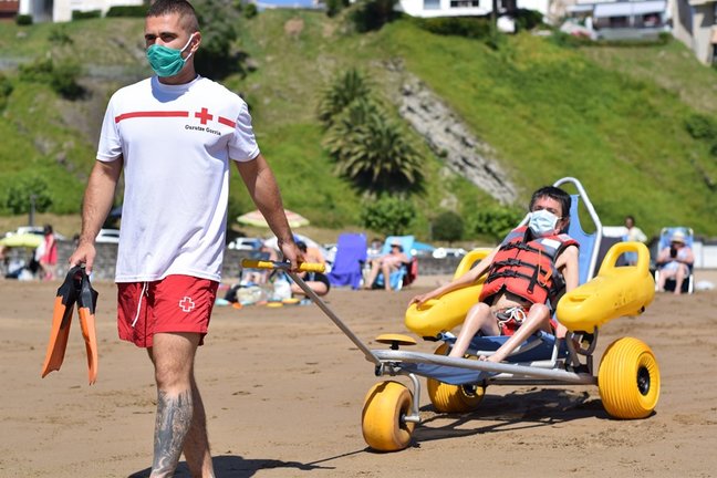 Trabajador de Cruz Roja en el proyecto de la ONG para ayudar a personas discapacitadas en su acceso a las playas