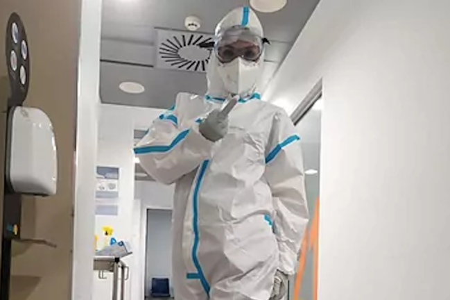 "Va por vosotros". Isabel Núñez es celadora del Sistema Andaluz de Salud en un hospital de Málaga, y en las últimas horas se ha convertido en la cara visible del cabreo de los sanitarios.