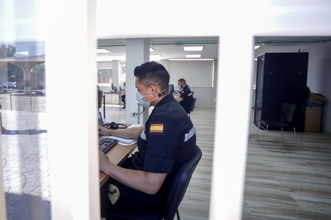 Archivo - Un militar de la UME trabaja en su puesto el mismo día de la presentación de la ‘Operación Baluarte’, en la Base Aérea de Torrejón de Ardoz, Madrid (España), a 11 de septiembre de 2020. 