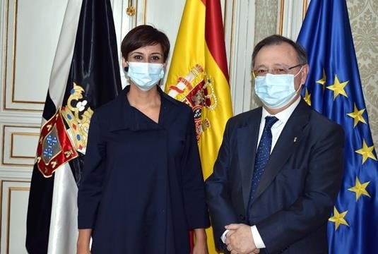 La ministra de Política Territorial, Isabel Rodríguez, se ha reunido este jueves con el presidente de Ceuta, Juan Jesús Vivas, en el que sería su primer encuentro institucional.