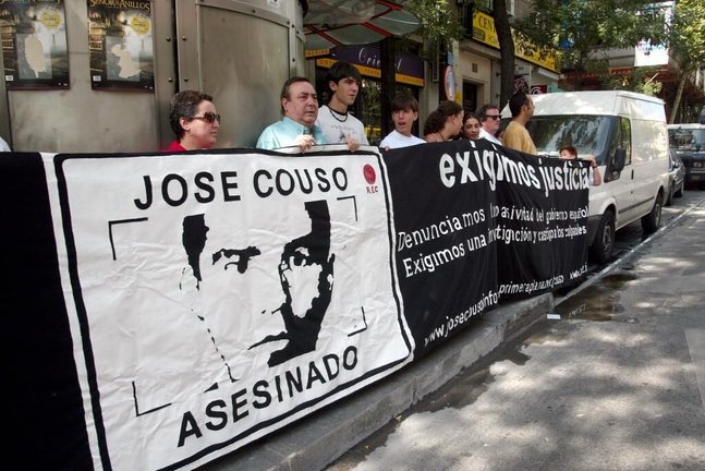 Manifestación pidiendo investigar la muerte de José Couso frente a la sede central del PP en 2003.