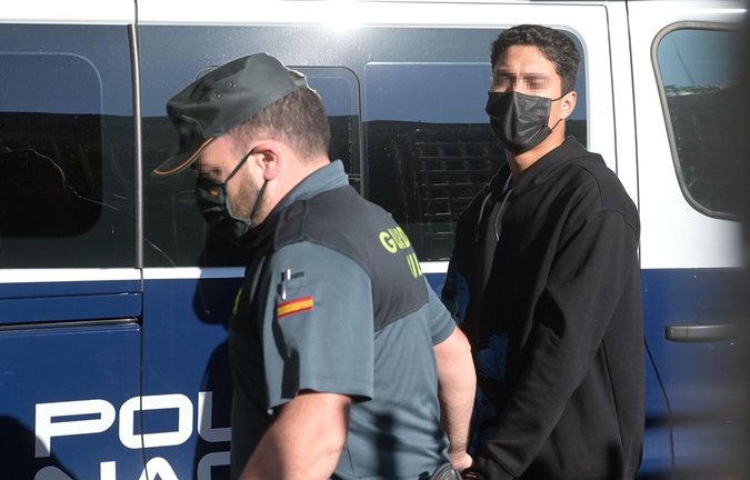Uno de los investigados por la muerte de Samuel Luiz acude, esposado y acompañado de un agente de la Policía Nacional, al  Juzgado de Instrucción número 8 de A Coruña, a 16 de julio de 2021.