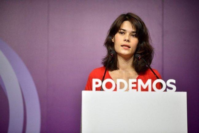 La portavoz estatal de Podemos, Isa Serra, interviene durante una rueda de prensa en la sede nacional de la formación en Madrid.