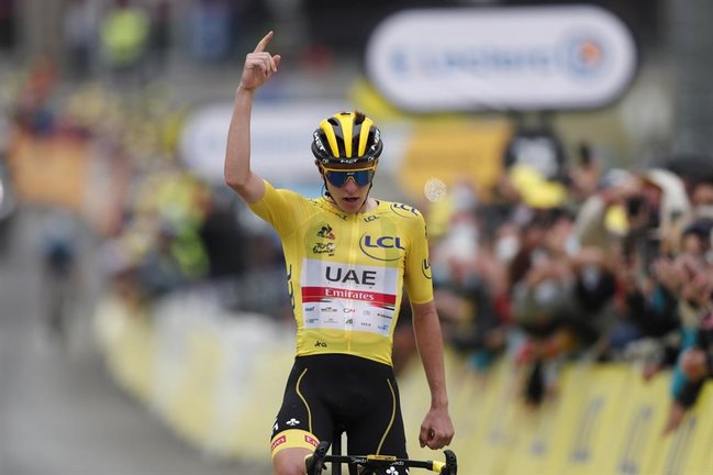 El ciclista esloveno del UAE - Team Emirates Tadej Pogacar, líder de la clasificación general, celebra su victoria en la decimoctava etapa del Tour de Francia, entre Pau y Luz Ardiden, de 129, 7 kilómetros. EFE/GUILLAUME HORCAJUELO