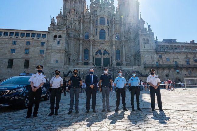 El director general de la Policía, Francisco Pardo Piqueras, ha presentado este viernes en Santiago de Compostela el nuevo dispositivo de seguridad del CNP para el Camino De Santiago. Posando con policías franceses, italianos y portugueses.
