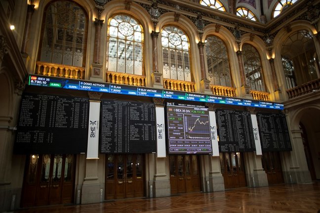 Valores del Ibex 35 en los paneles del Palacio de la Bolsa, a 9 de julio de 2021, en Madrid, (España).