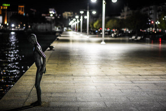 Una estatua de Los Raqueros en Santander en el Paseo Pereda desértico tras el toque de queda. / ARchivo / Hardy