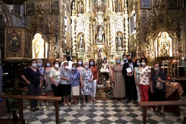 El parroco de Aguilar y feligreses comprometidos con la celebración del jubileo por el 350 aniversario del Convento de las Carmelitas Descalzas.