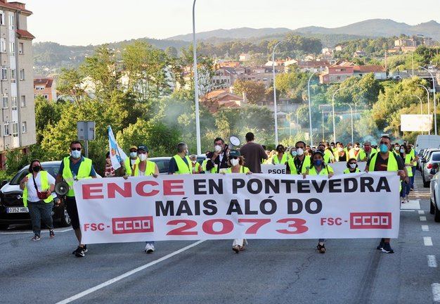 Varias decenas de personas protestan en una manifestación de los trabajadores de Ence, a 16 de julio de 2021, en Pontevedra, Galicia (España). Esta movilización de trabajadores de Ence se produce después de que la Audiencia Nacional haya estimado los recu