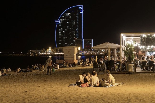 La playa de Barcelona empieza a llenarse horas antes del toque de queda