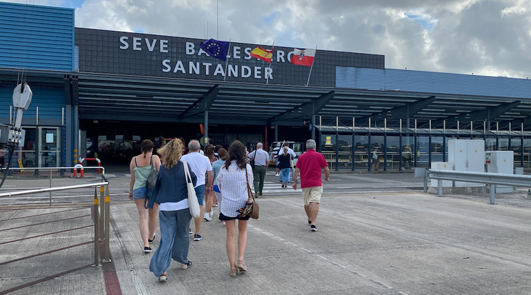 Varias personas se disponen a entrar en el Aeropuerto Seve Ballesteros en Santander. / HARDY