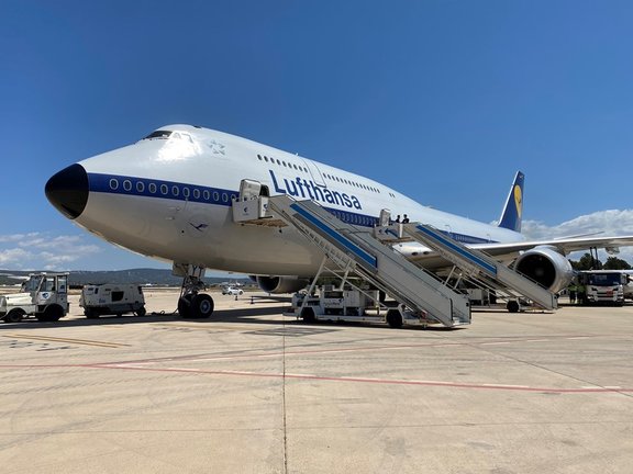 El Lufthansa 747-8 llega a Palma con cientos de turistas.