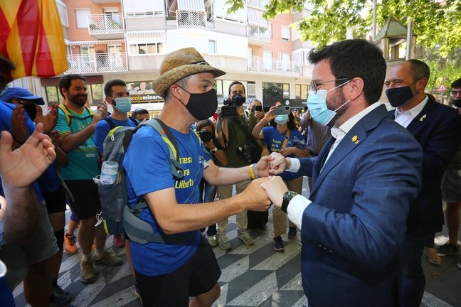 El presidente del Govern, Pere Aragonès, recibe al exconseller Jordi Turull en Manresa (Barcelona) durante su "travesía por la libertad", el 17 de julio de 2021.