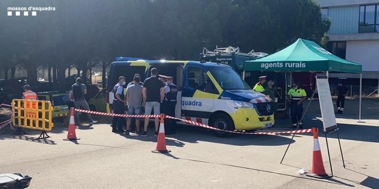 Agentes de la unidad científica de los Mossos d'Esquadra analizan el ADN del cigarrillo sospechoso del incendio de Llançà (Girona), el 17 de julio de 2021.