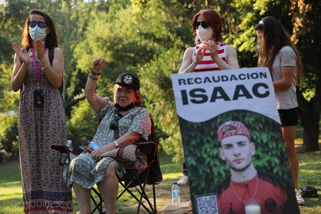 Varias personas participan en un homenaje a Isaac, un joven asesinado el miércoles por la noche, en el Parque del Oeste, a 17 de julio de 2021, en Madrid (España). Este homenaje ha sido convocado a través de redes sociales para recordar a Isaac, un joven 