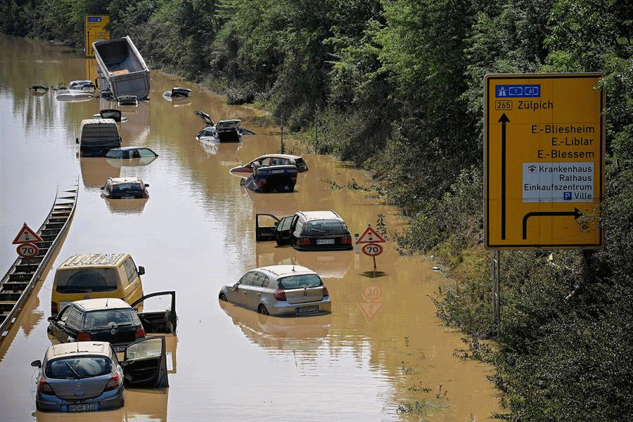 Amplias zonas del oeste de Alemania se vieron afectadas por fuertes y continuas lluvias en la noche del 15 de julio, lo que provocó inundaciones repentinas locales que destruyeron edificios y arrastraron coches. (Inundaciones, Alemania) EFE/EPA/FRIEDEMANN VOGEL