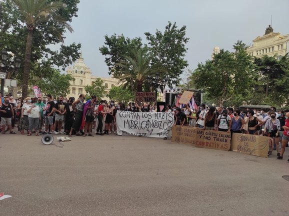 Una concentración condena las últimas agresiones homófobas en la ciudad de València