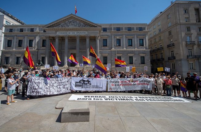 Varias decenas de personas participan este domingo, 18 de julio, en una concentración contra la impunidad del Franquismo, frente al Congreso de los Diputados