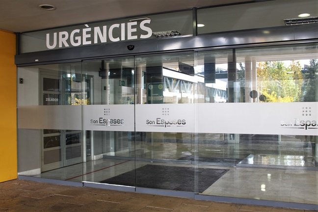 Archivo - Puerta de Urgencias del Hospital de Son Espases. Archivo.