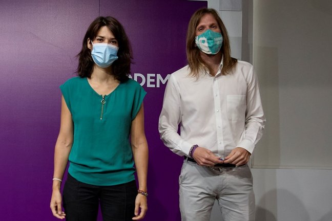 Los portavoces de Podemos, Isa Serra y Pablo Fernández, posan durante una rueda de prensa en la sede del partido, a 19 de julio de 2021, en Madrid (España). Durante su comparecencia, han solicitado la renovación de los órganos judiciales y el cumplimiento