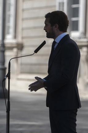 El presidente del PP, Pablo Casado, atiende a los medios tras el homenaje de Estado a las víctimas del coronavirus y el personal sanitario en el Palacio Real. En  Madrid, a 15 de julio de 2021.