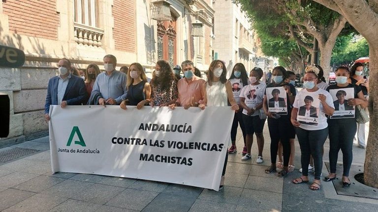 Concentración frente a la sede del Gobierno andaluz en repulsa por el asesinato de Inmaculada en Roquetas de Mar (Almería)