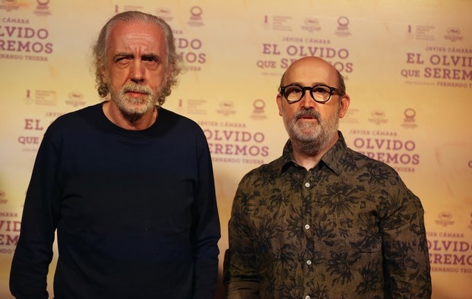Archivo - El director Fernando Trueba (i) y el actor Javier Cámara (d), durante el photocall de la película  'El olvido que seremos'