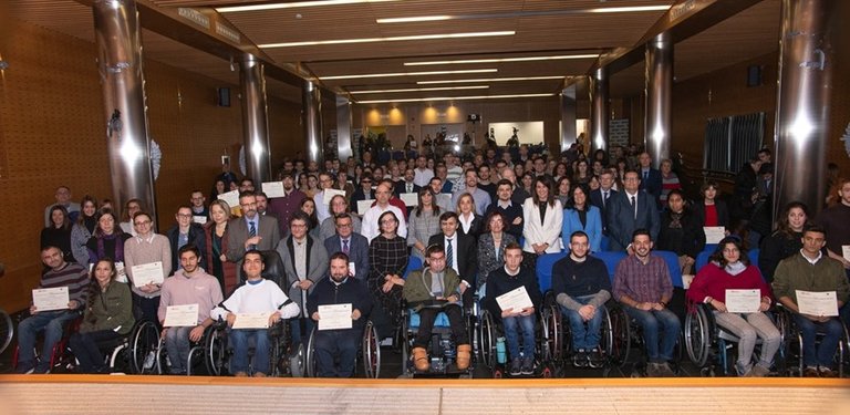 Archivo - Tres jóvenes con discapacidad de Baleares mejoraron su formación con becas de Fundación ONCE en 2019