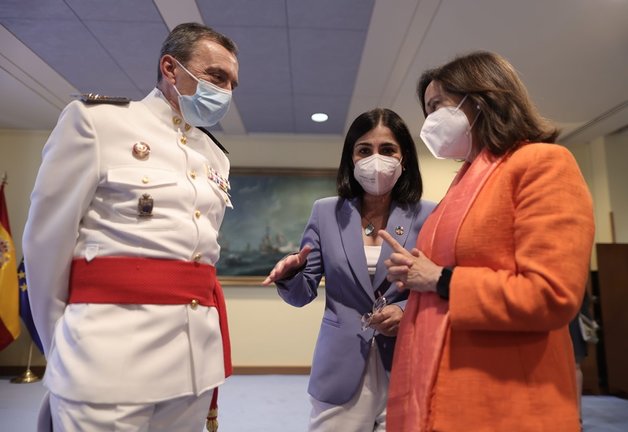 El inspector general de Sanidad Militar, Juan José Sánchez Ramos; la ministra de Sanidad, Carolina Darias y la ministra de Defensa, Margarita Robles