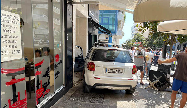 Nueve heridos al invadir un coche la acera en el centro de Marbella